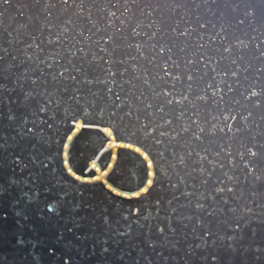 5 pairs of gold earrings assorted